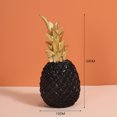 thumbnail image 2 of Una elegante pieza decorativa para el hogar, el salón, el bar o la oficina. Figura de piña de resina dorada., 2 of 7