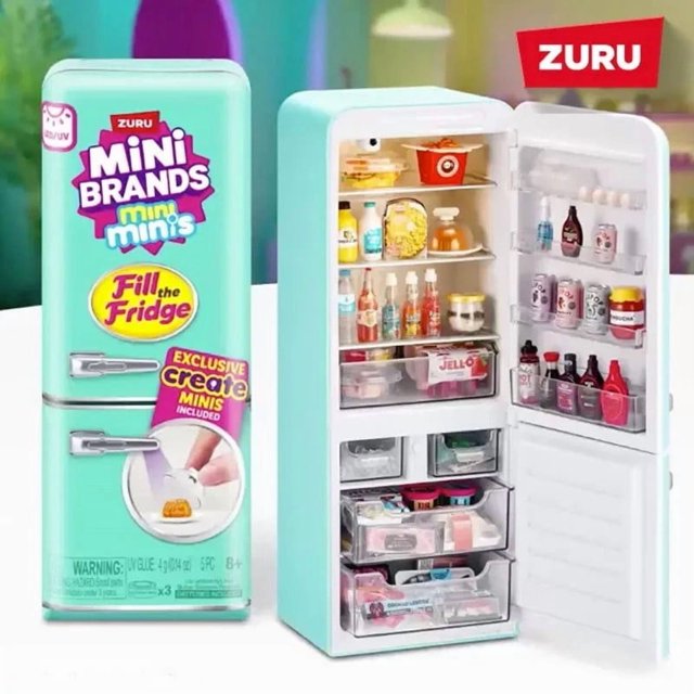 new zuru blind box mini fridge ball mystery box anime figures diy room decoration children custom toys birthday gift refrigerador color Only Refrigerator con puerta abierta, vista frontal mostrando estantes y tres cajones llenos de miniaturas de alimentos, botellas, latas y recipientes con detalles visibles diseñados para el set Fill the Fridge; empaque a la izquierda; a menudo usado también como organizador de accesorios para casas de muñecas.