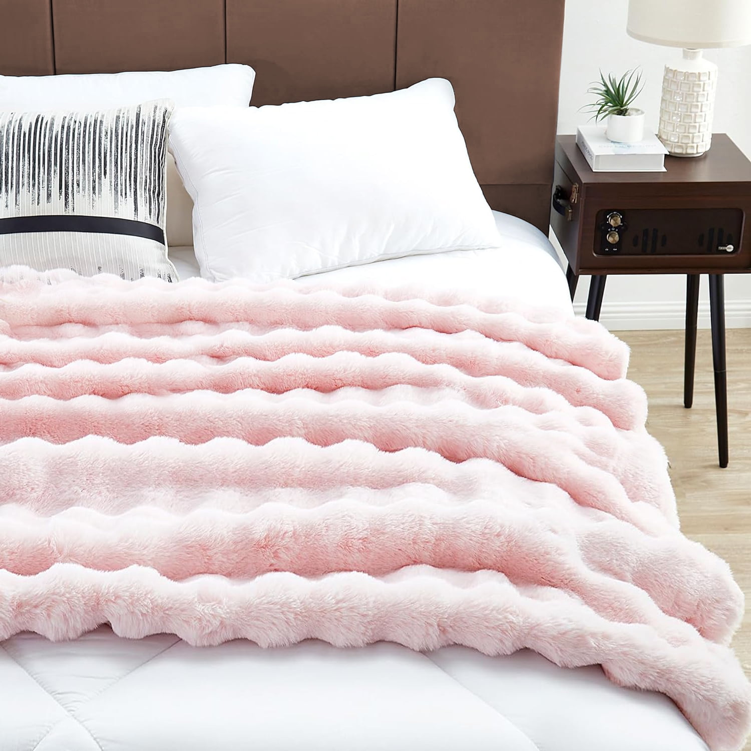 GHOUSE Plush Throw Blanket Faux Fur Blankets 860GSM 50x60 Inches Pink Blanket for Couch Chair Sofa