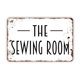 thumbnail image 1 of (Metal de aluminio) Letrero de metal The Sewing Room Letrero de metal de estilo rústico moderno y contemporáneo Letrero de metal para pared Tamaño: 16 x 12 pulgadas, 1 of 4