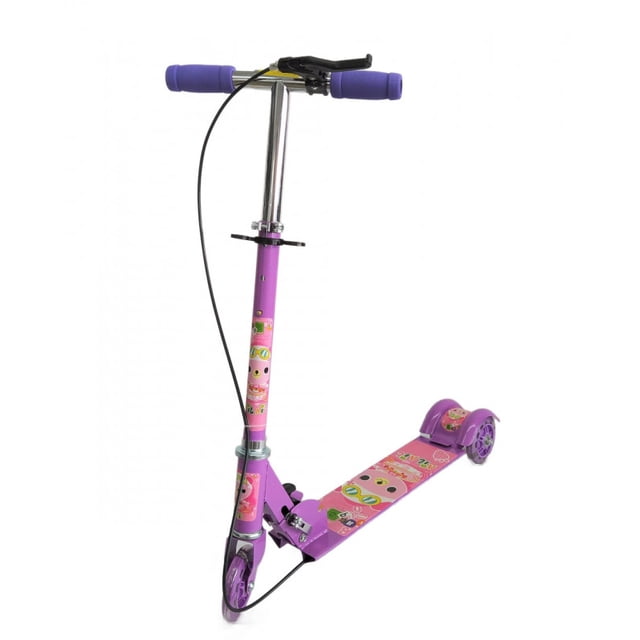 scooter patín del diablo plegable the baby shop sy-s310 3 ruedas con freno de mano morado - Scooter infantil morado The Baby Shop SY-S310 en vista 3/4 con tubo y base metálicos, deck estampado y manubrio ancho 28 cm con esponjas y freno de mano en el volante. Tres llantas de hule y plástico (1 del., 2 tras.), freno trasero accionable con el pie, manubrio ajustable hasta 75 cm, recomendado 3 años/30 kg; plegable y apto para transportar juguetes pequeños al jugar.