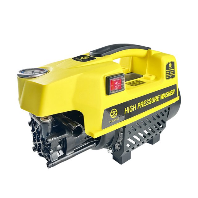 autolavadora máquina de limpieza de pistola de agua de alta presión 110 v, vista 3/4 frontal de la bomba portátil multicolor con carcasa amarilla y manija negra, interruptor rojo en el costado y rótulo lateral "HIGH PRESSURE WASHER"; se aprecian conexiones metálicas de agua y base con rejilla de ventilación. A menudo usada para lavar autos, patios y entradas.