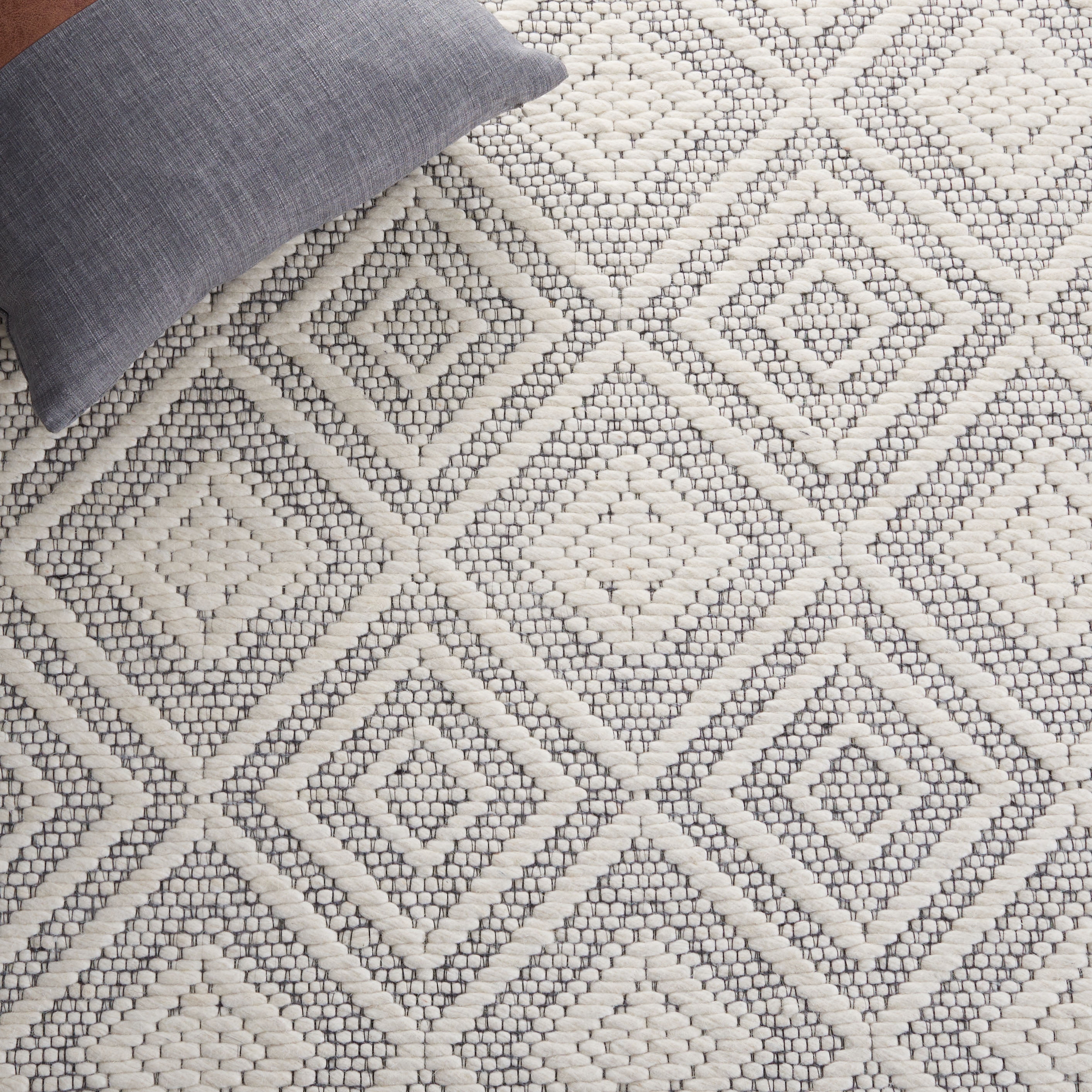 SAFAVIEH Marbella Iairos Diamond Area Rug, Ivory/Black, 4' x 6'
