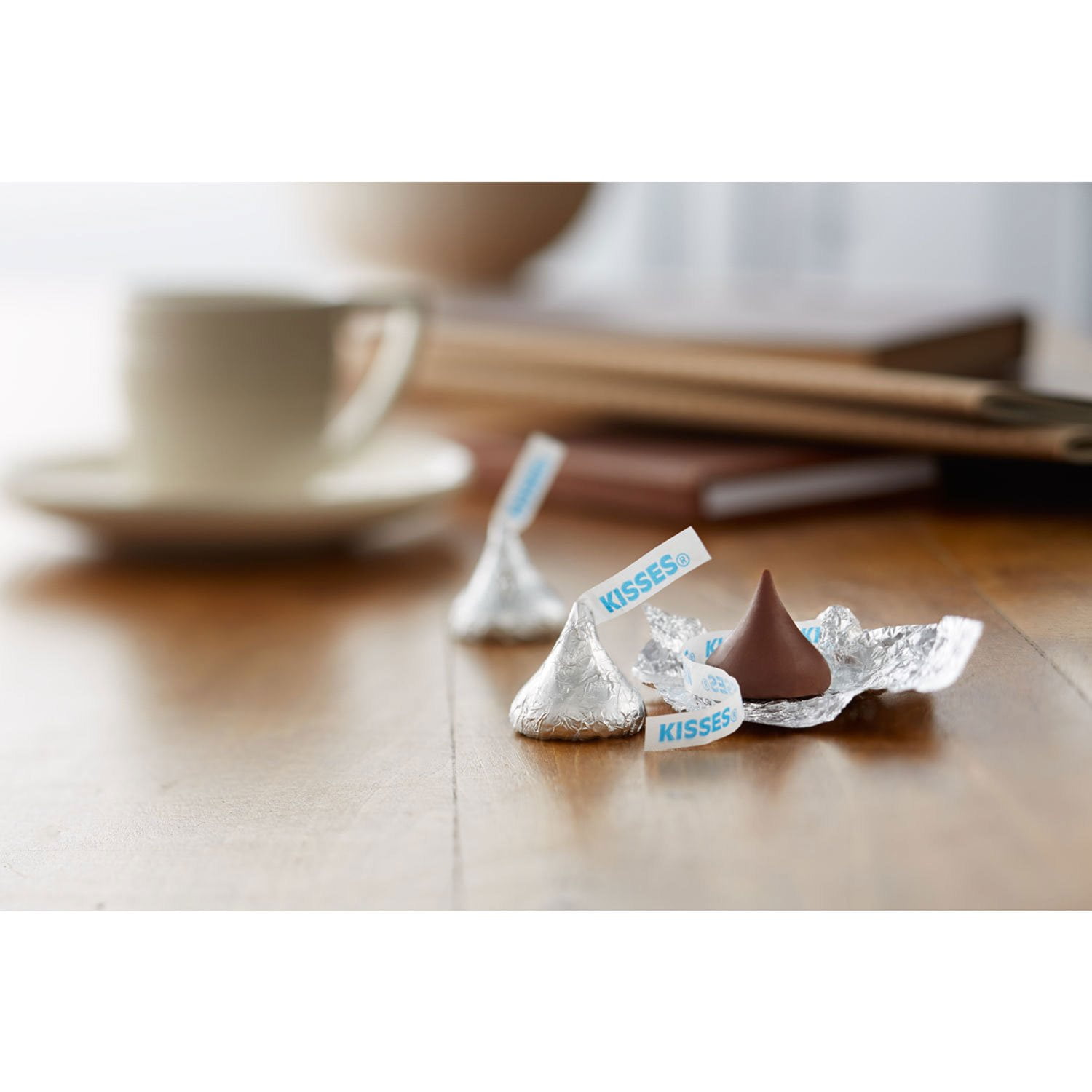 HERSHEY'S KISSES Milk Chocolate Candy, 330 pcs. With White Bowl By OMA