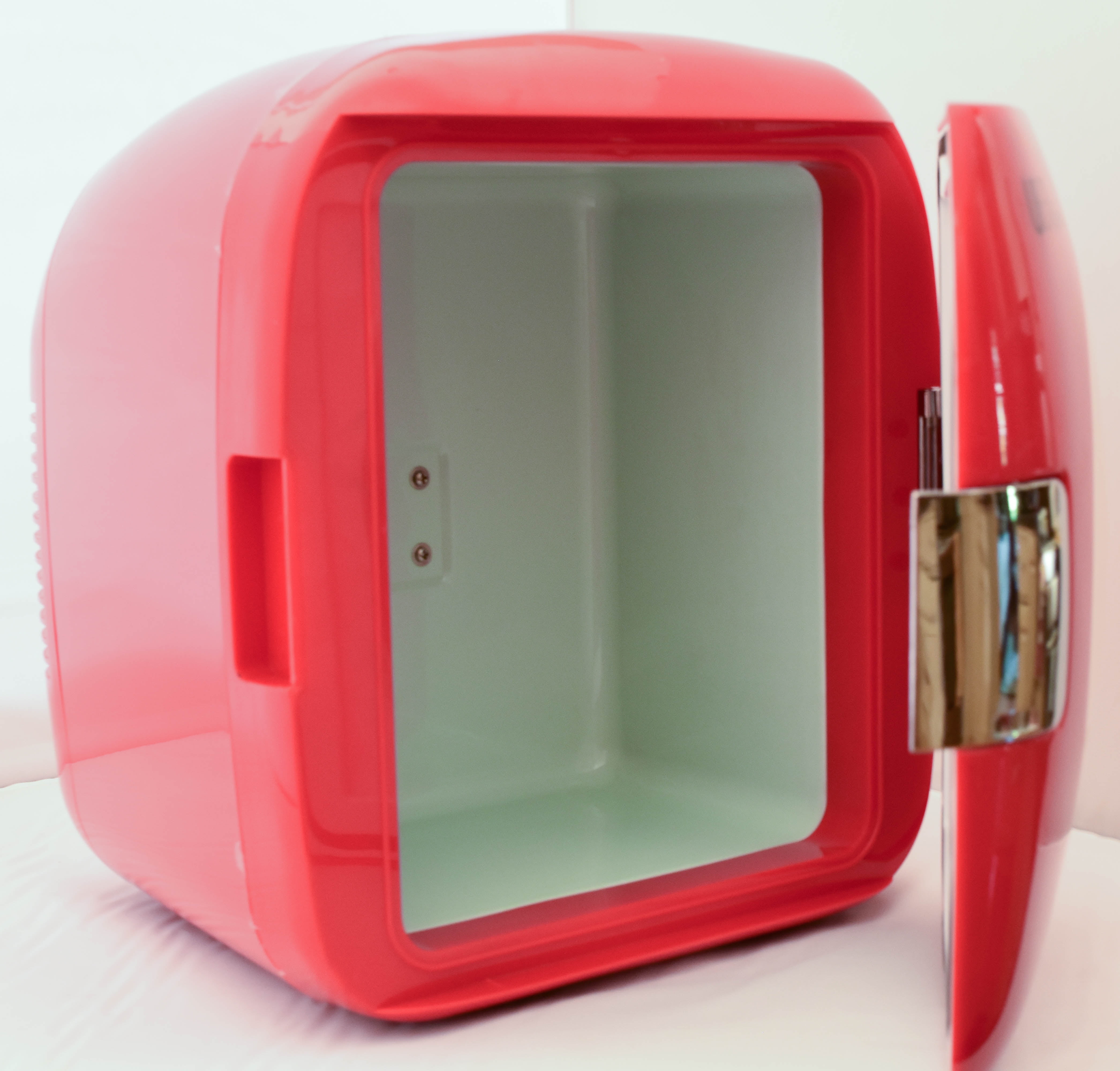 Uber Appliance Uber Chill XL 9 Liter 12-Can Retro Portable Mini Fridge Thermoelctric - Red