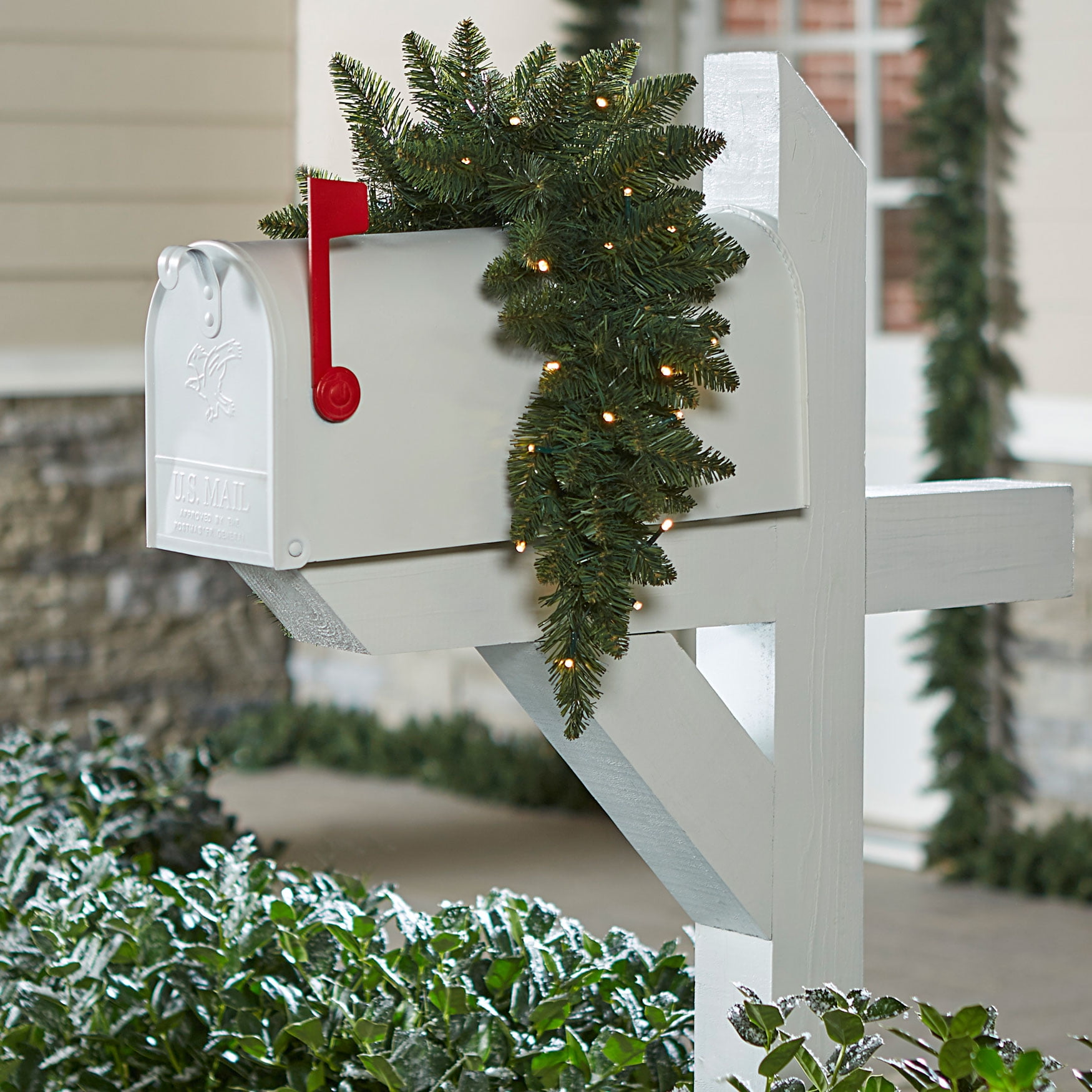 BrylaneHome Christmas PreLit Arrow Tip Horizontal Swag