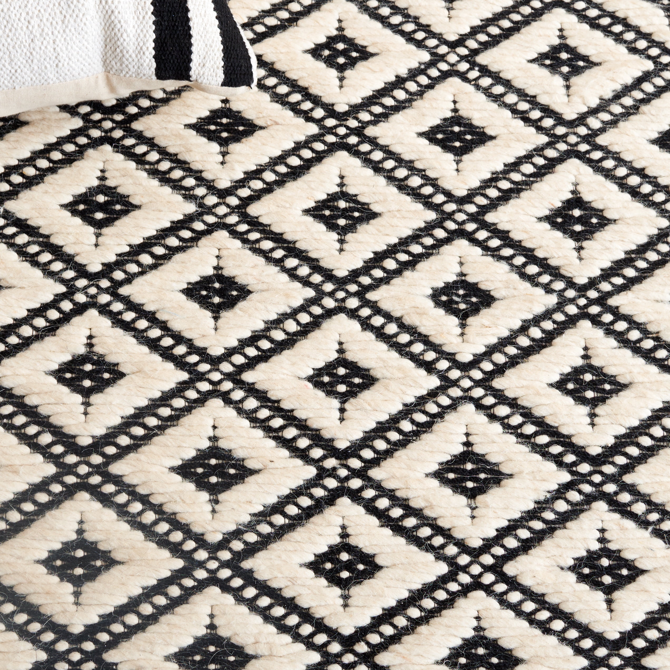 SAFAVIEH Marbella Mervyn Diamond Runner Rug, Black/Ivory, 2'6" x 8'