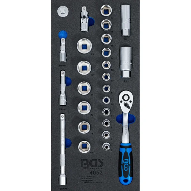 juego de herramienta y dados bgs 4052 3/8' 26 piezas Bandeja de espuma con 26 piezas: dados hexagonales 6–24 mm y para bujías, tres extensiones (50/75/150 mm), articulación cardánica, adaptador y prolongadores. Incluye matraca reversible Pro Torque® 3/8" de 90 dientes con mango ergonómico bicomponente; acabado cromado mate en acero cromo vanadio. Inserto moldeado mantiene cada herramienta en su hueco. También es adecuada para mantenimiento de motocicletas y tareas de bricolaje automotriz.