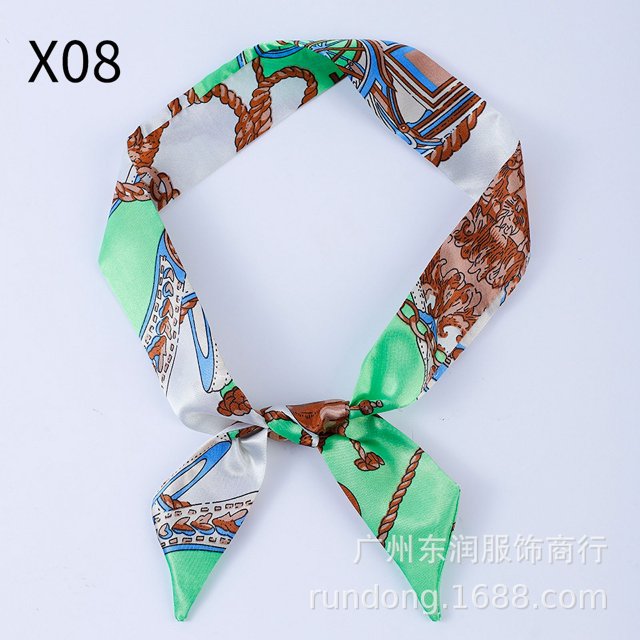 Un conjunto completo de pañuelos de seda, bolsas para corbatas, cajas de regalo y pañuelos de seda decorativos con cintas finas y estrechas, cintas para el pelo, bordes inclinados y pañuelos de seda