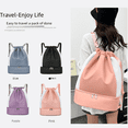 thumbnail image 4 of Mochila con cordón, bolsa de fitness de gran capacidad, bolsa de viaje de tela Oxford separada para ropa seca y húmeda, paquete de mochila con bolsillo, 4 of 6