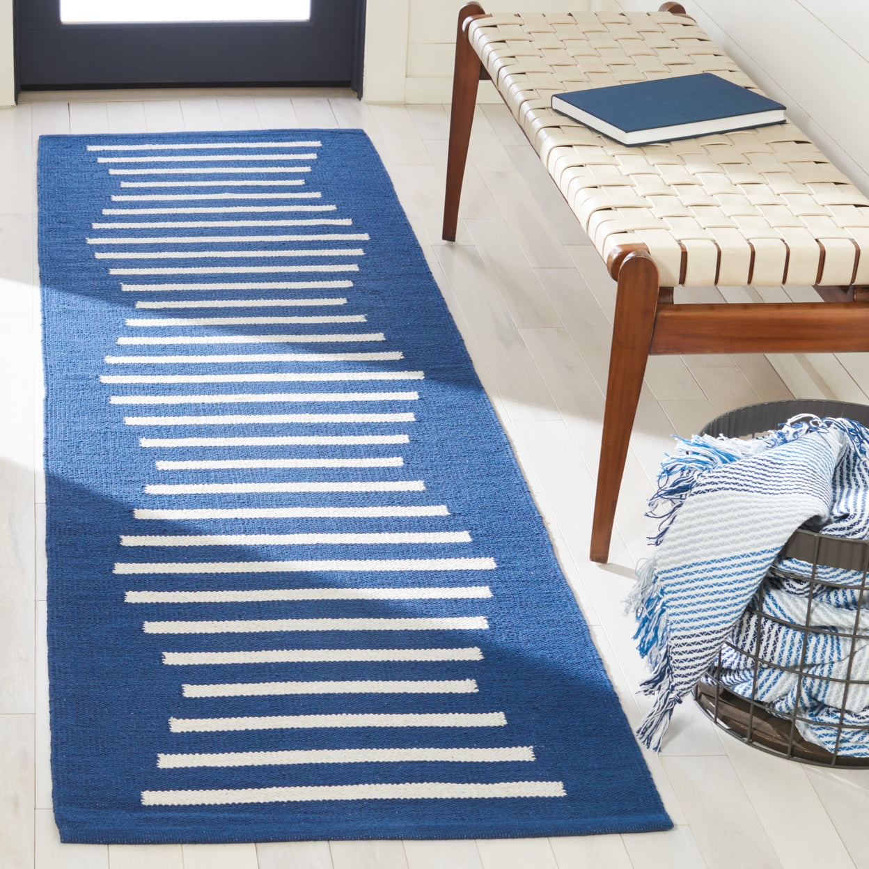 SAFAVIEH Montauk Amadine Striped Cotton Area Rug, Navy/Ivory, 4' x 6'
