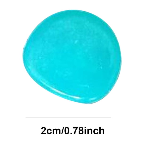 Piedras decorativas en rocas oscuras, decoraciones para caminos y jardines.