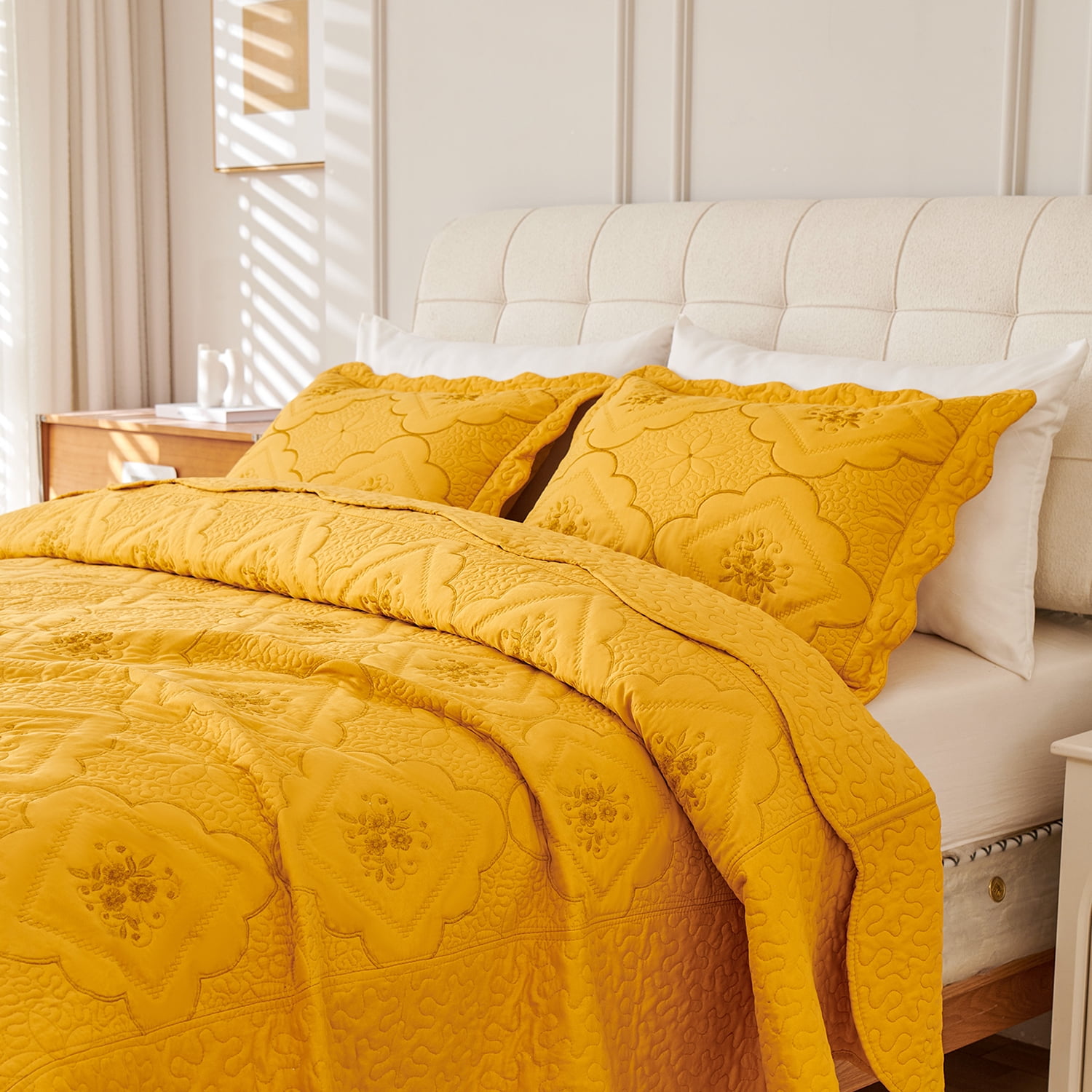 Evenhug Floral Embroidery Quilt Set,3-Piece King Diamond Floral Pattern Bedding Set,Soft Lightweight Bedspread for All Season(Gold,102"x90")