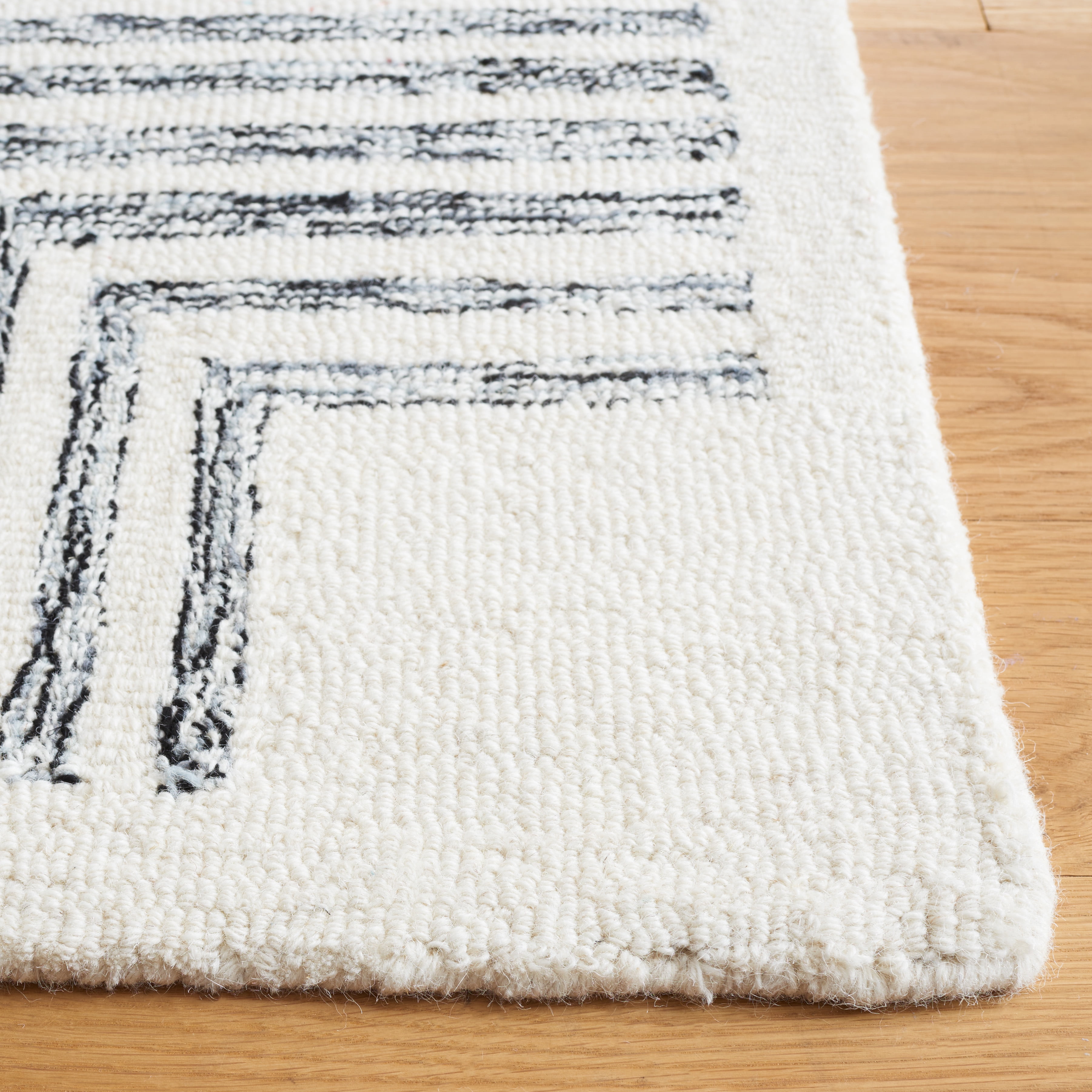 SAFAVIEH Casablanca Thorburn Medallion Area Rug, Ivory/Black, 6' x 6' Square