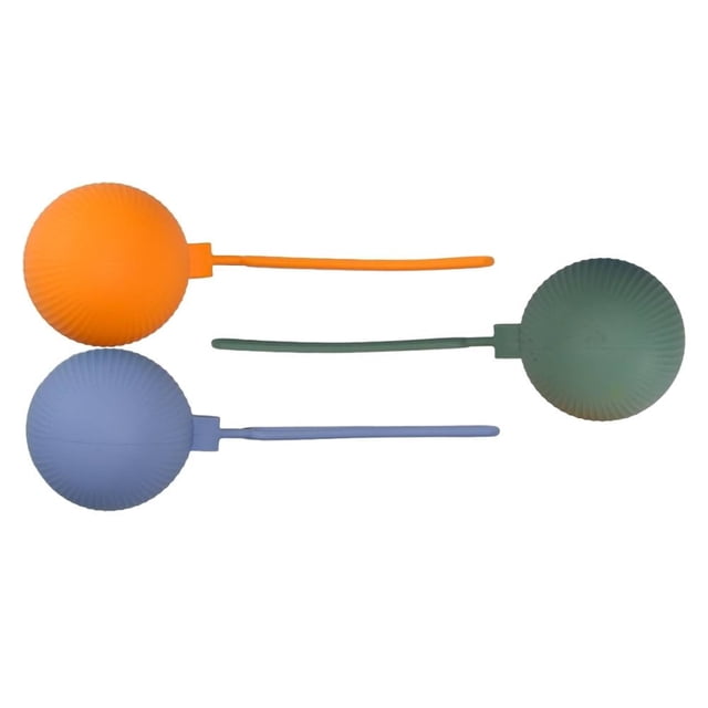 Portachupon de silicón Antsy Pantsy silicon 1 pieza azul, verde y naranja con diseño redondo y textura acanalada, brazo flexible para sujetar el chupón, fabricado en silicón 100% libre de BPA, fácil de limpiar y compatible con la mayoría de los chupones, recomendado desde 0 meses para mantener limpio y protegido el chupón del bebé.