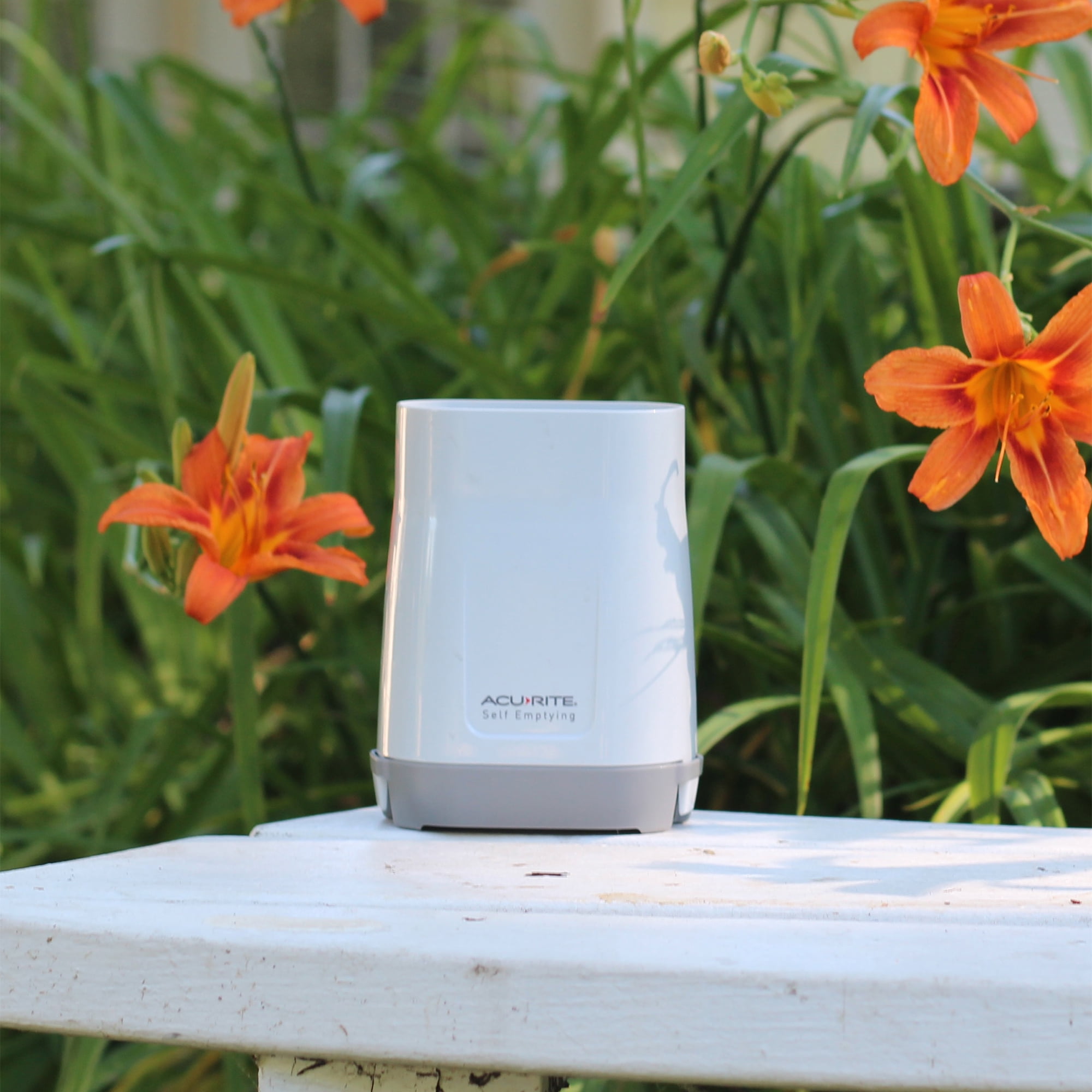 AcuRite Wireless Digital Rain Gauge with Self-Emptying Collector with Rainfall History, Alerts, and Current Date and Time (00899)