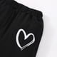 thumbnail image 4 of Conjuntos de blusa y camisa de cuello redondo y manga corta para niños. Conjunto deportivo informal de dos piezas con estampado de corazón pequeño y pantalón deportivo con cordón. Poliéster para niños, 4 of 5