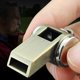 thumbnail image 4 of Llavero con silbato de metal Qarigey ligero dorado para supervivencia, 4 of 6