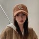 thumbnail image 4 of Gorro de invierno con agujero para cola de caballo para hombre y mujer, gorra de béisbol de lana de cordero con letras Cien R para viajes al aire libre, protección cálida para los oídos, 4 of 7