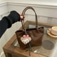 thumbnail image 4 of Bolsos de gran valor para mujer, otoño e invierno, retro, versátil, 2025, nuevo bolso bandolera informal para mujer, bolso bandolera portátil., 4 of 5