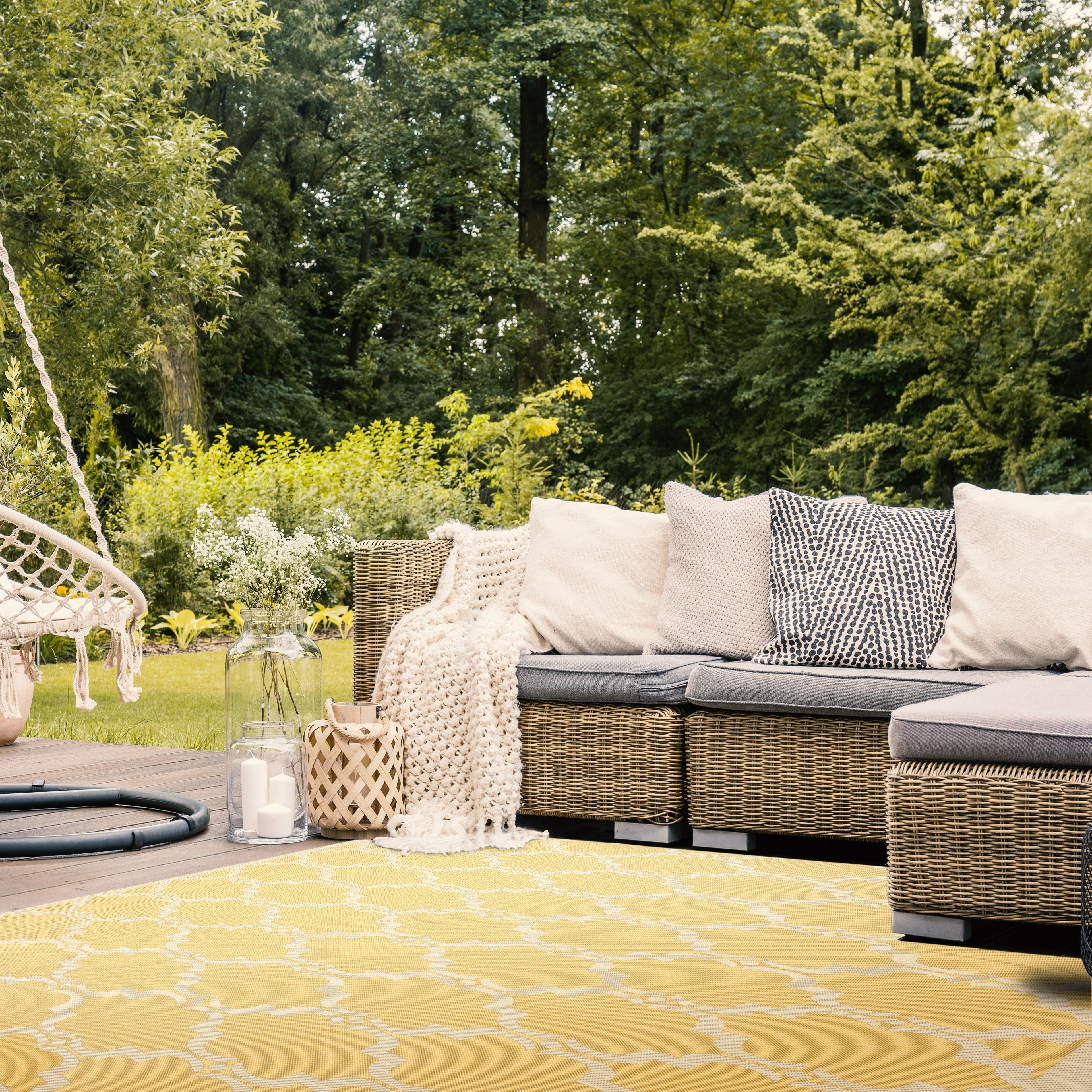 SAFAVIEH Courtyard Estelle Geometric Indoor/Outdoor Area Rug, Yellow/Beige, 4' x 4' Square