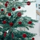 thumbnail image 4 of Juego de 28 Adornos Navideños de Bolas de Plástico Rojas con Efecto Nevado Estilo Europeo | Adornos Festivos para Árbol de Navidad de 4 a 15 Cm (1,6 a 5,9 Pulgadas), 4 of 6