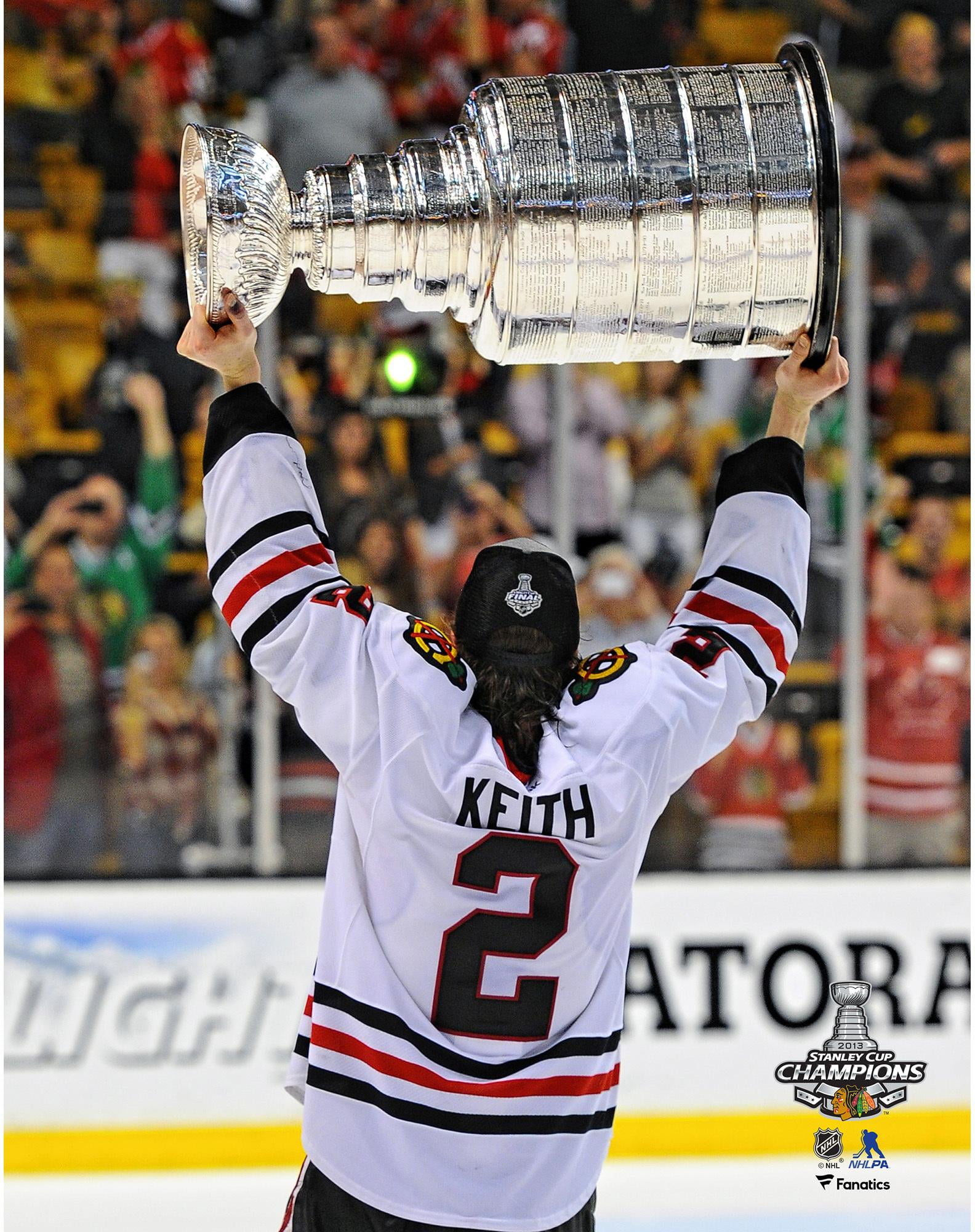 Duncan Keith Chicago Blackhawks Unsigned 2013 Stanley Cup Champions Raising Cup Photograph Walmart Com Walmart Com