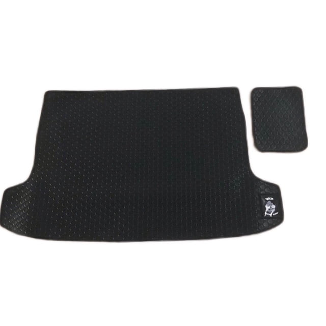 tapete para cajuela chevrolet tracker modelo 2024 tapete negro universal de uso súper rudo, vista frontal centrada con borde moldeado y patrón romboidal en la superficie; incluye pieza adicional más pequeña, material semi duro con soporte textil POLIREF para proteger la alfombra contra derrames y el peso de herramientas, ideal también como protector temporal de carga ligera.