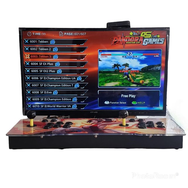 consola pandora arcade 9 con 6067 juegos retro clásicos led consola bartop negra con pantalla integrada mostrando menú de juegos y un juego de lucha, panel superior acrílico retroiluminado por LED, dos joysticks y botones para dos jugadores, puertos HDMI y VGA visibles y ventilador trasero; también suele usarse como centro de colección para partidas locales.