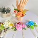 thumbnail image 1 of Flor de muñeca de rosa 3D - Accesorio para dama de honor de boda, simulación realista de seda floral, goma elástica ajustable para ceremonias y eventos especiales, 1 of 3