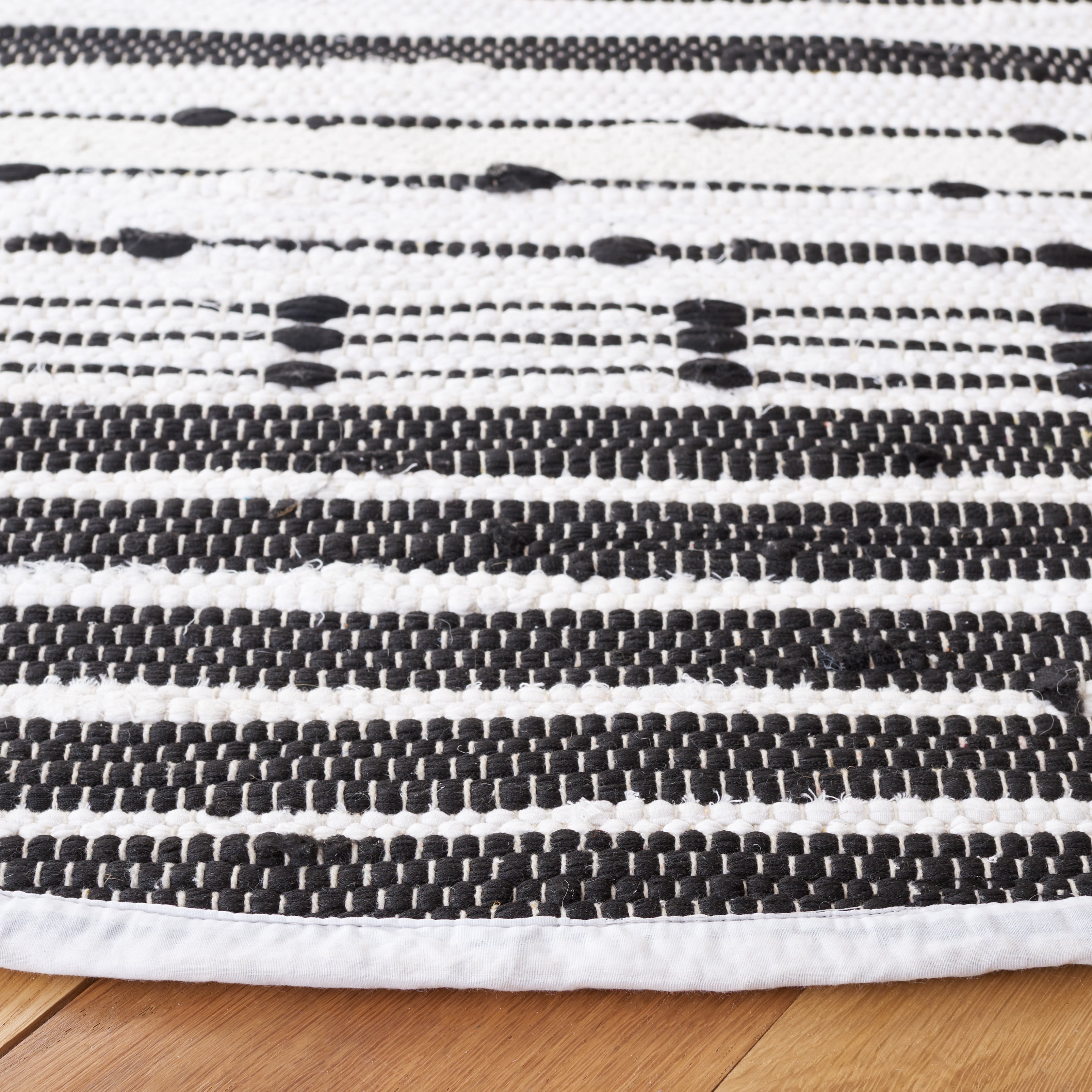 SAFAVIEH Striped Kilim Feride Striped Cotton Area Rug, Black/Ivory, 6' x 6' Round