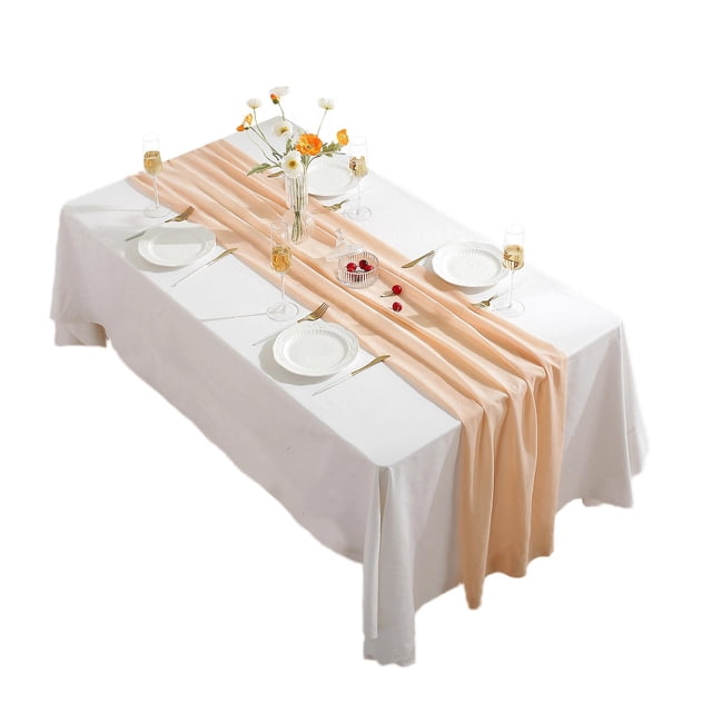 camino de mesa decoración del hogar mantel blanco rosa caliente romántico elegante simplicidad hermosas decoraciones de fiesta terminadas Mesa rectangular vista 3/4 con mantel blanco y camino de gasa color albaricoque (30×300 cm) drapeado en el centro con pliegues suaves; platos blancos, copas de champán y un florero con flores, ideal para bodas y celebraciones; también se usa a menudo para decorar mesas de baby shower o despedidas de soltera.