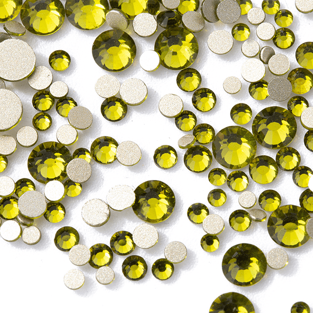 Verde, arte de uñas con pedrería verde y parte posterior plana de cristal
