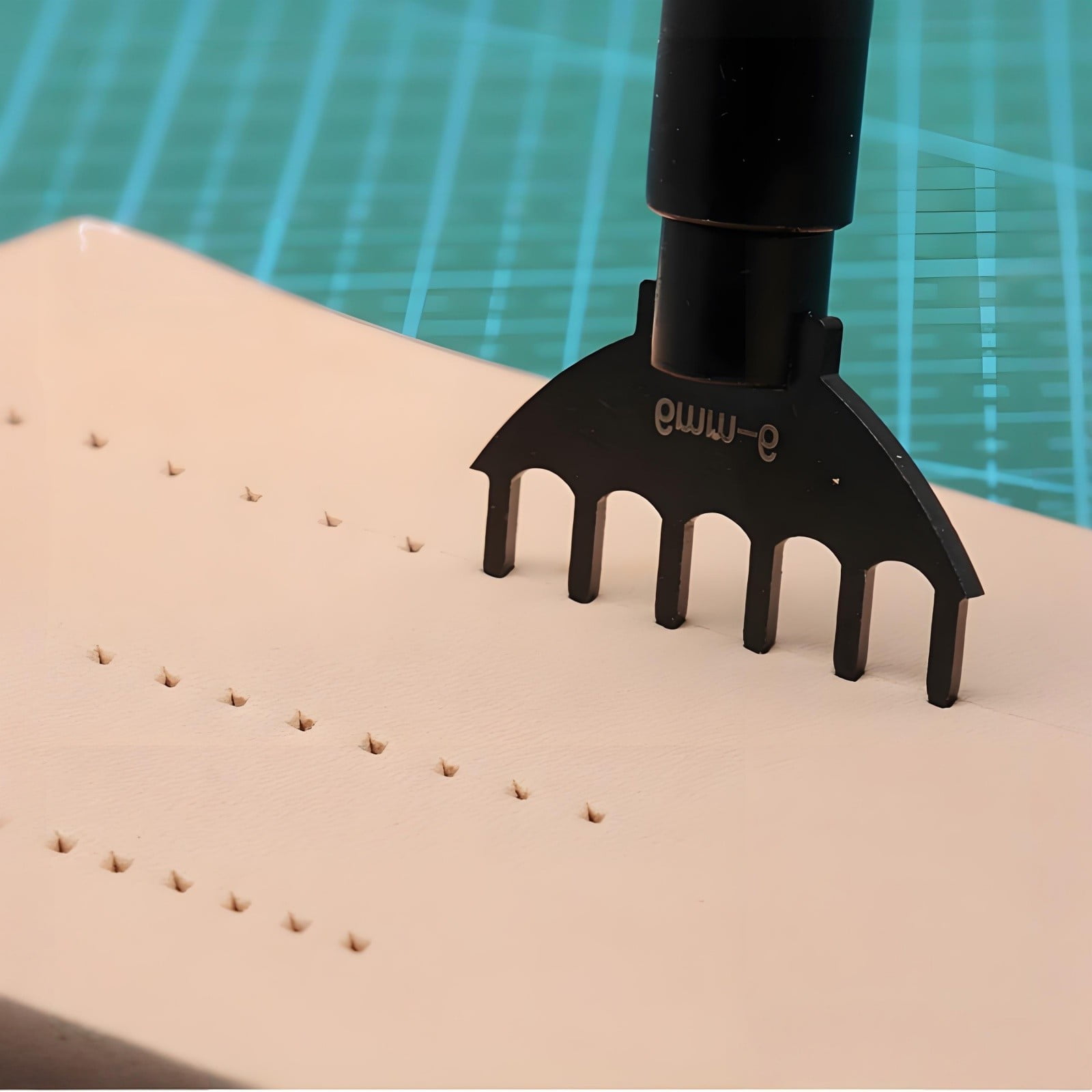 Leather Stitching Hole Punch Tool Set – Replaceable Prong Heads with 4mm/5mm/6mm Spacing for DIY Leathercraft, Belts, Wallets & Bags (10 Heads + Handle)