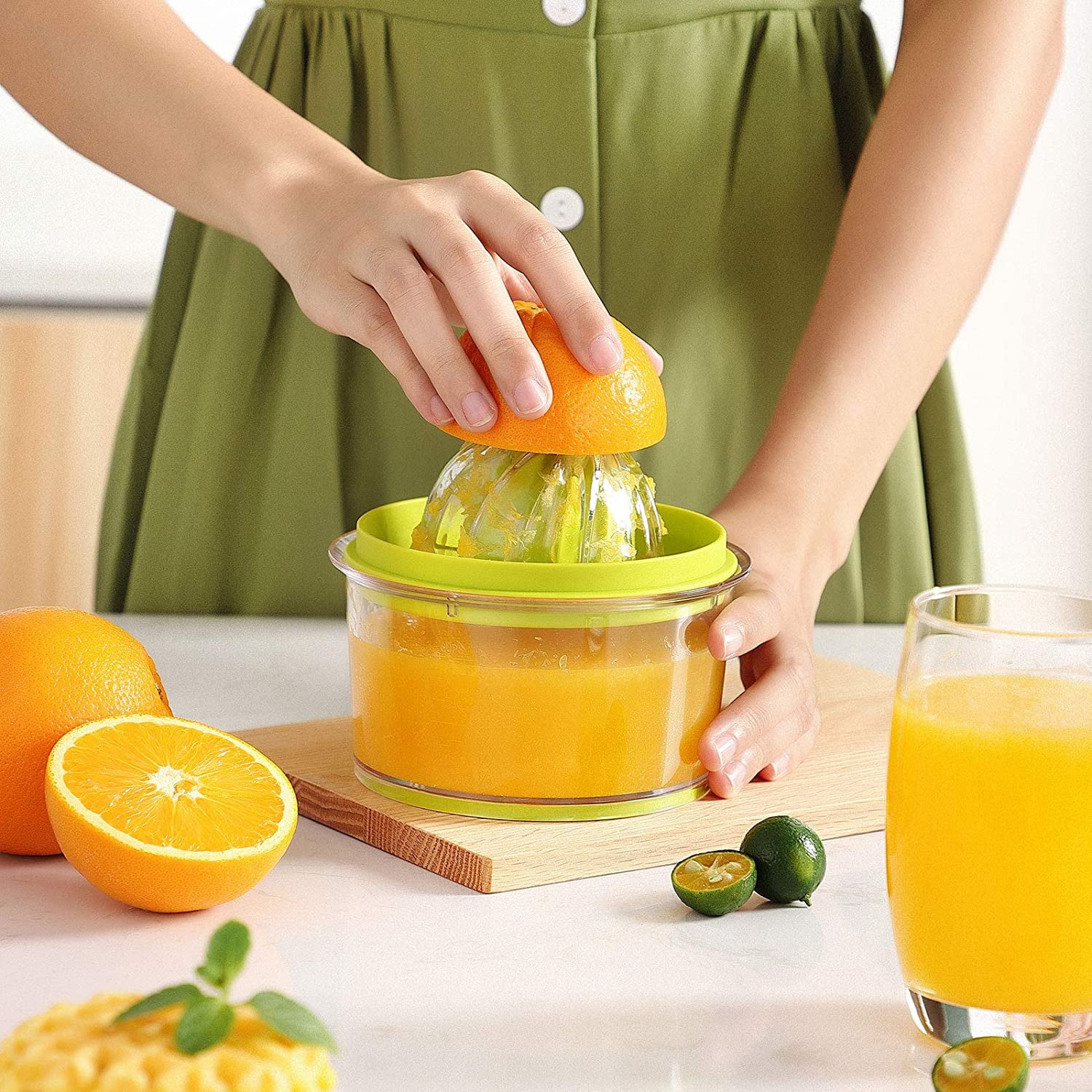Citrus Orange Juicer, Lemon Manual Hand Squeezer with Built-in 16OZ  Measuring Cup Grater，Multi-function Manual Juicer with Multi-size Reamers  and