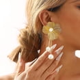 thumbnail image 4 of arete de flores de oro para mujer, arete de perlas de flores grandes, arete de doble flor, arete de declaración de flores doradas, joyas para bodas y mujeres, 4 of 5