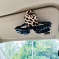 thumbnail image 1 of Soporte magnético de cuero para gafas de sol de coche FLYEEGO estampado de guepardo, 1 of 6