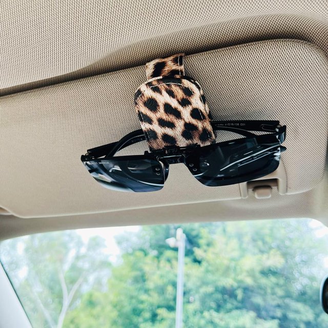 Soporte magnético de cuero para gafas de sol de coche FLYEEGO estampado de guepardo