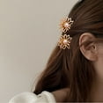 thumbnail image 3 of Pinzas para el cabello pequeñas con forma de margarita y flor de metal dorado para mujeres y niñas, 3 of 5
