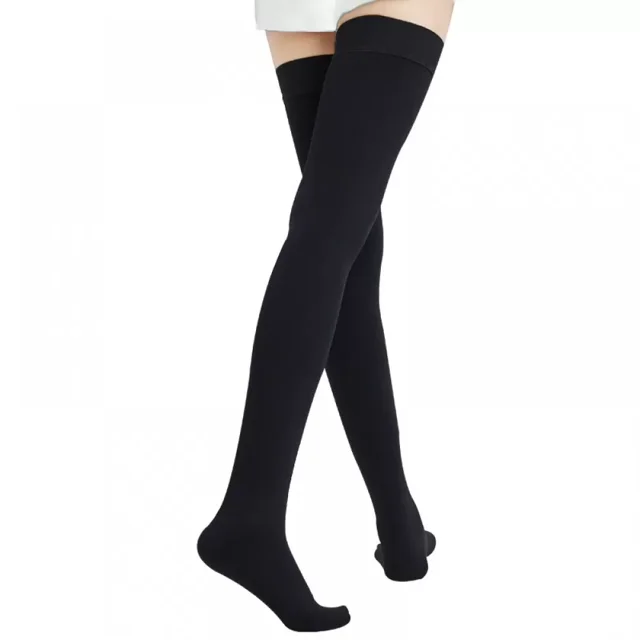 Bas de Soutien Cuisse à compression Graduée 20-30 mmHg pour Hommes, Taille Très Grande, Couleur Noire Élégante, Conçus pour Favoriser la circulation Sanguine et la Santé des Jambes. Ces Bas de compression Offrent une Pression Ferme Graduée, la Plus Élevée à la Cheville et Diminuant vers le Mollet. Convenant à la Récupération Postchirurgicale, Réduisant l'Enflure et Prévenant les Ulcères Veineux.