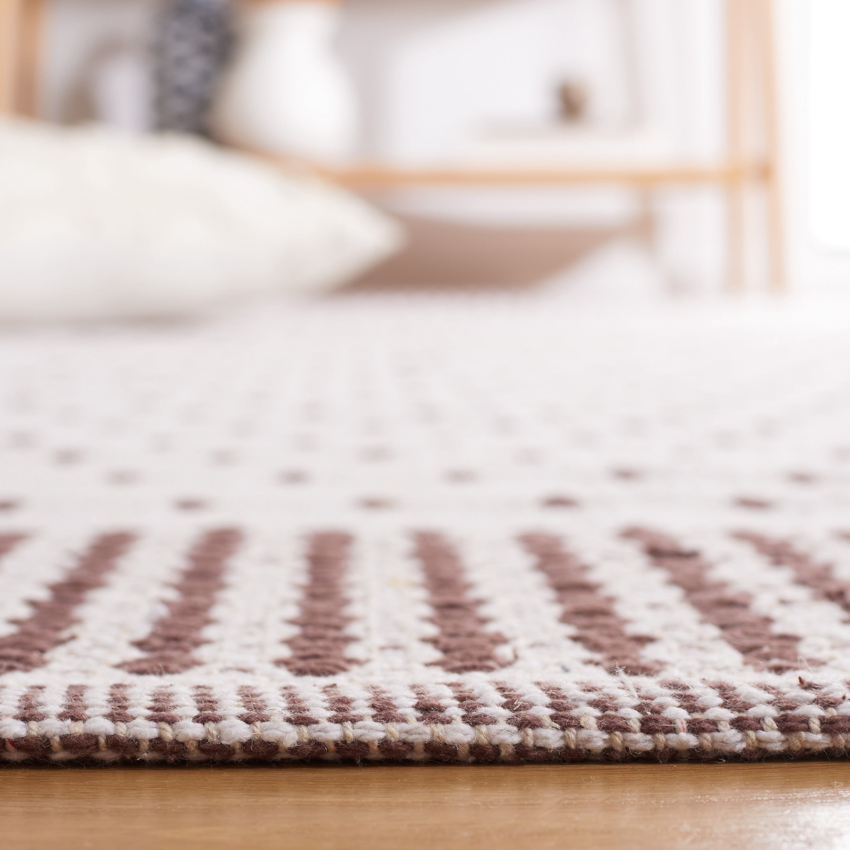 SAFAVIEH Montauk Nuala Abstract Dots Cotton Area Rug, Brown/Ivory, 6' x 6' Round