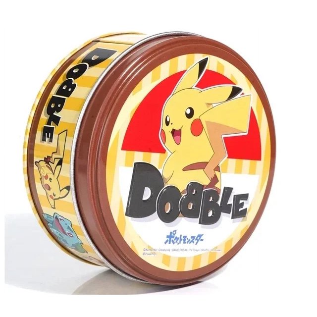 juego de cartas dobles spot it hp dobble, juego de cartas para fiestas, fiestas, deportes, dibujos animados, animales, alfabeto, juguetes educativos para niños, regalos — Lata redonda 3/4 con diseño frontal de Pikachu sobre fondo amarillo a rayas y logo "Dobble"; borde marrón y laterales ilustrados visibles, contenedor metálico para guardar cartas, adecuado para juegos de fiesta y actividades educativas infantiles.