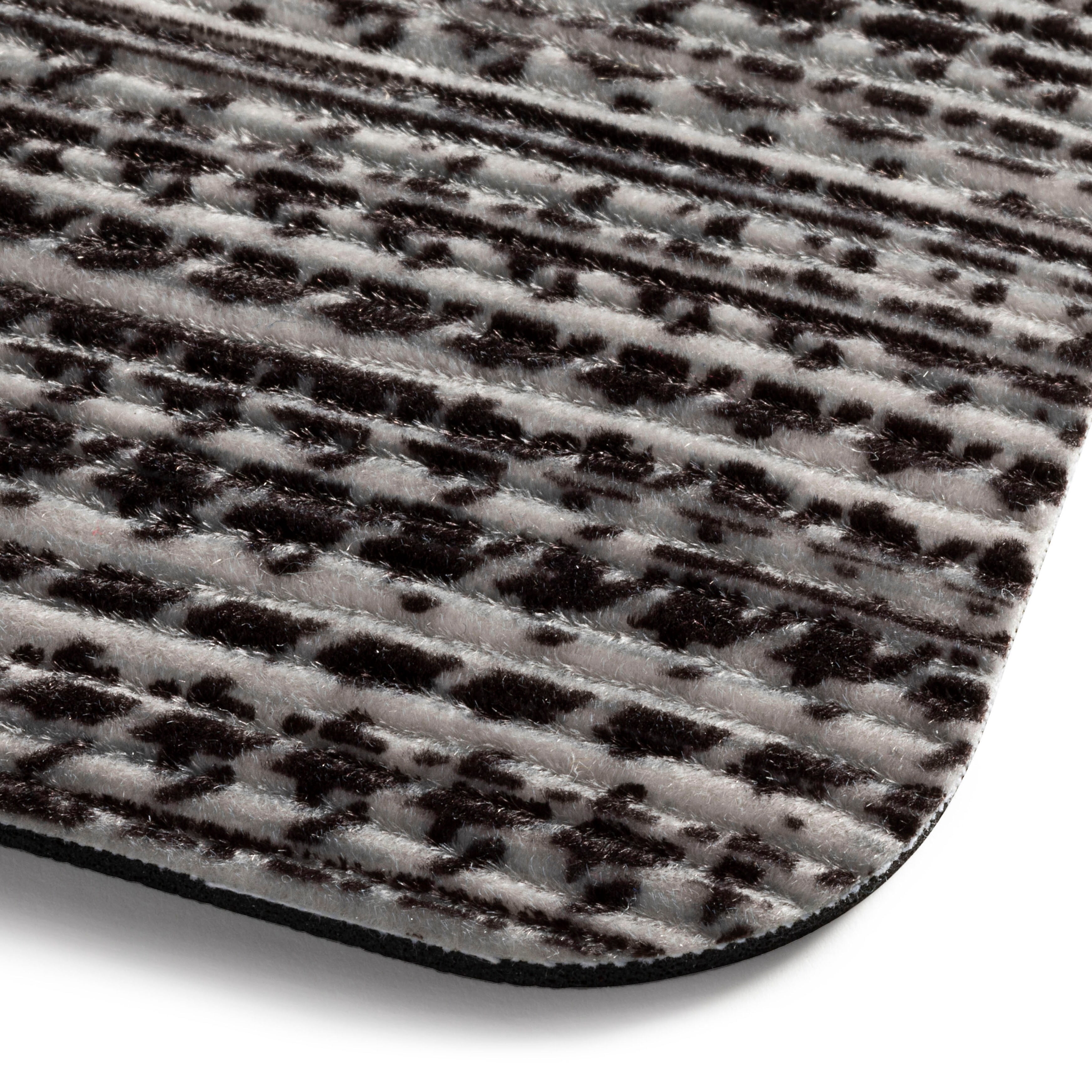 TOWN & COUNTRY BASICS Smooth Step Houndstooth Low Profile Utility Kitchen Mat, Machine Washable with Non-Slip Backing, Grey/Black, 24"x35"