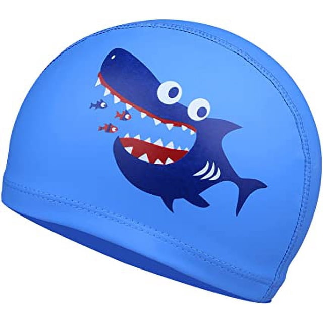 gorro de natación para niños - gorro de piscina para niños y niñas de 4 a 10 años jm gorro blanco con impresión azul de tiburón en vista 3/4, tejido liso y costuras visibles en el borde; pensado para natación y actividades acuáticas infantiles, también suele usarse en clases de natación.