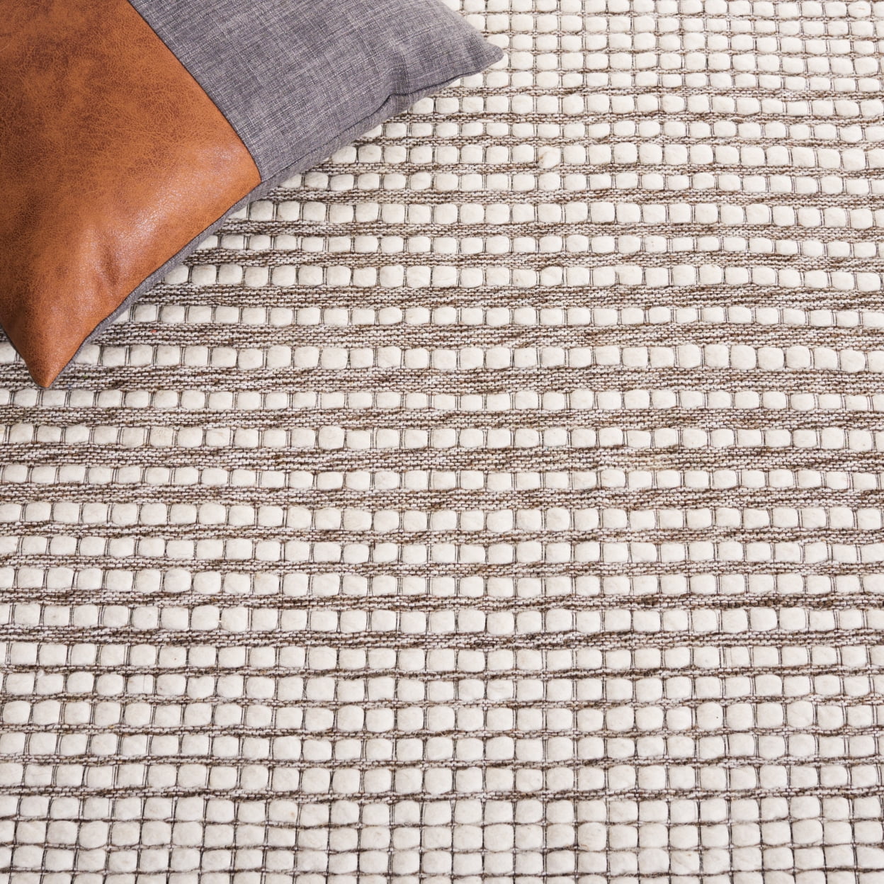 SAFAVIEH Marbella Peronal Distressed Area Rug, Ivory/Dark Brown, 5' x 8'