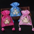 thumbnail image 2 of Set de bolsas de regalo bordadas con estampado floral coreano de satén, 10 x 15 cm, 5 unidades, 2 of 3