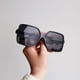 thumbnail image 3 of Gafas de sol cuadradas de gran tamaño y estilo boho chic unisex, gafas de sol retro de montura grande a la moda, 3 of 4