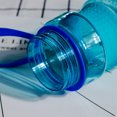 thumbnail image 2 of Botella de Agua Portátil de 800ML con Función de Rociado, Ideal para Actividades al Aire Libre como Caminar, Correr y Montar Bicicleta, Color Azul Transparente, 2 of 6