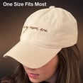 thumbnail image 3 of Gorra de béisbol GIFTGET «IN MY MOM ERA» de color beige con agujero alto para cola de caballo, 3 of 7