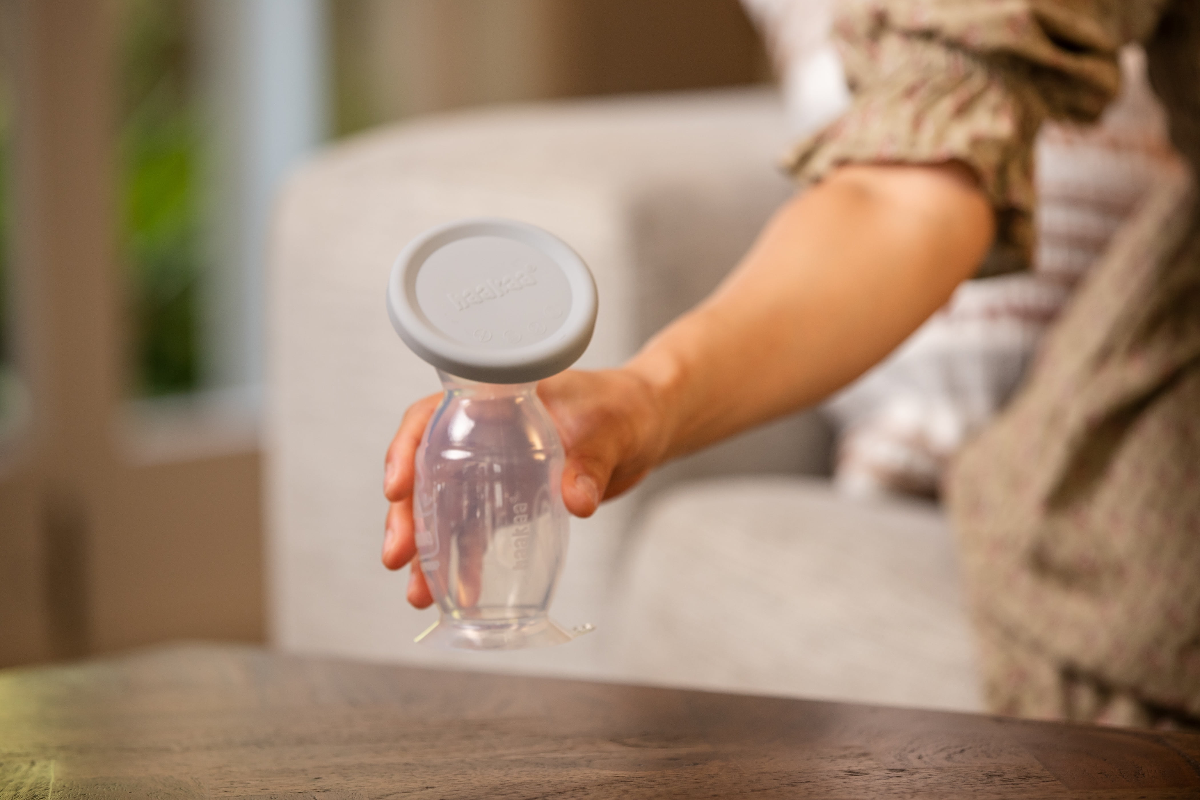 haakaa Manual Breast Pump with Suction Base and Upgrade Silicone Lid(5oz/150ml)